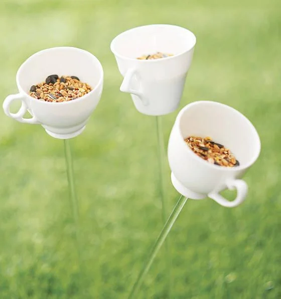 Ptičja krmilnica iz polomljenih šalčk