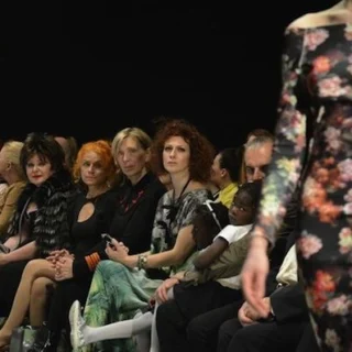 Trenden videz z mareličnim senčilom