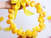 DIY pomladna okrasitev venček kinderjajaca velika noč reuporaba