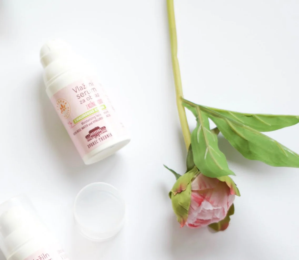 OCENA: Dvorec Trebnik Vlažilni serum s hialuronsko kislino
