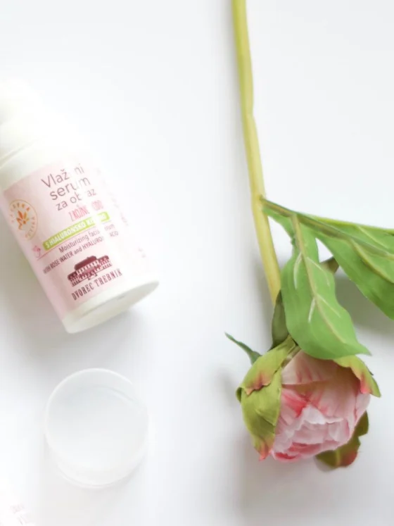 OCENA: Dvorec Trebnik Vlažilni serum s hialuronsko kislino