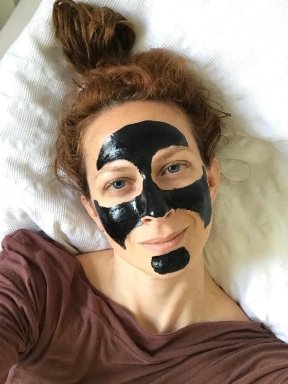 Pod lupo: Črna maska za odstranjevanje ogrcev