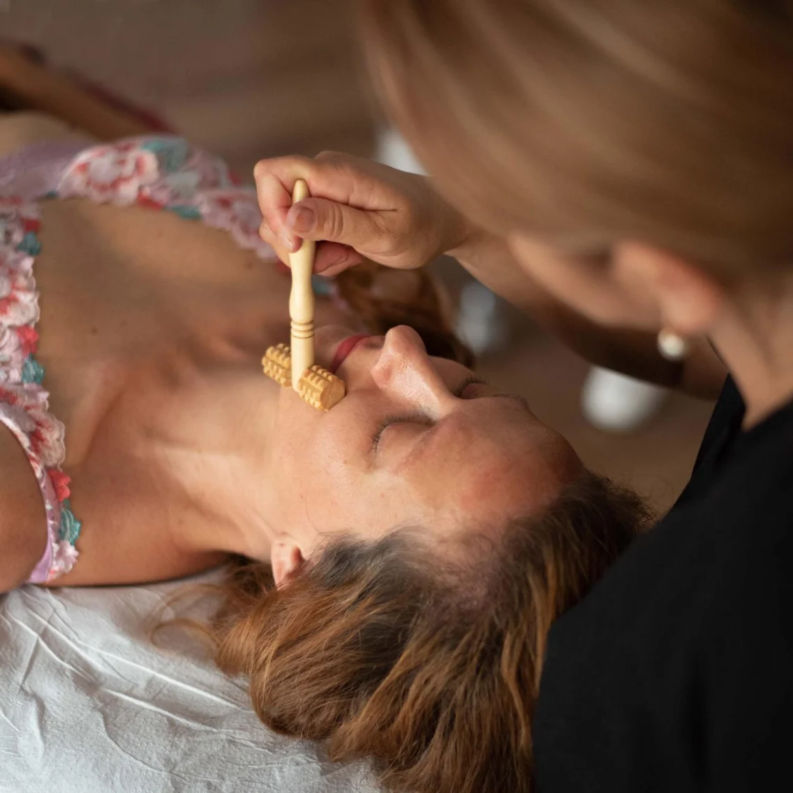 Maderoterapija obraza, neinvazivna a učinkovita antiage terapija