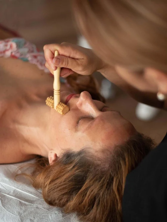 Maderoterapija obraza, neinvazivna a učinkovita antiage terapija