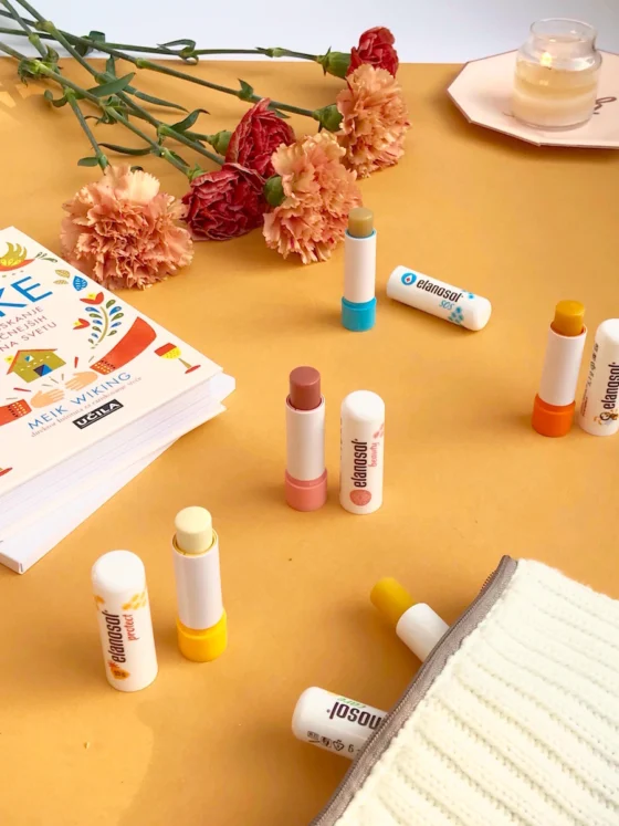 Dobri balzami za ustnice brez mineralnih olj: nova linija Elanosol iz Medexa