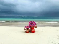 otrok in ženska na morju in plaži