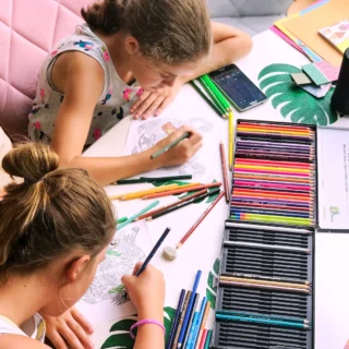 Oblikovanje obrvi: Razlike med barvanjem s kano in običajno barvo