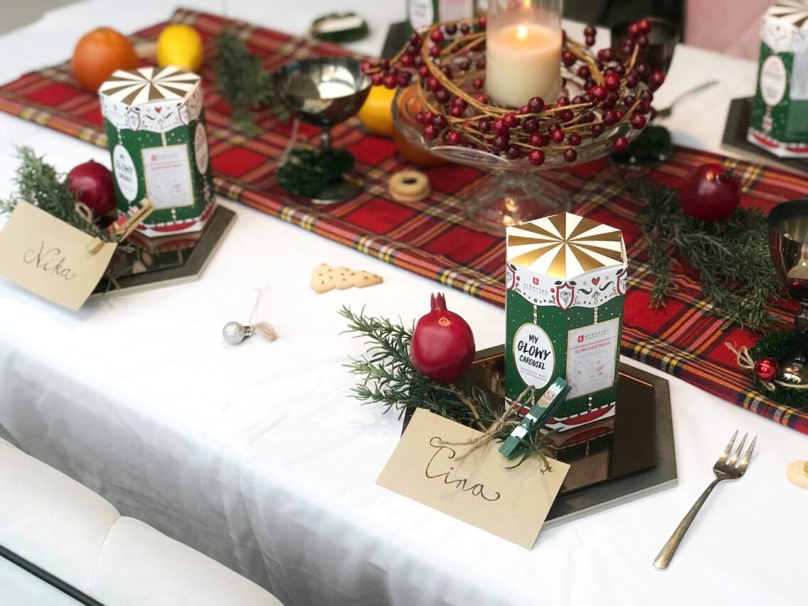 Praznična postavitev mize iz vsega kar že imamo doma