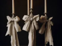 adventni okras sveče s pentljo