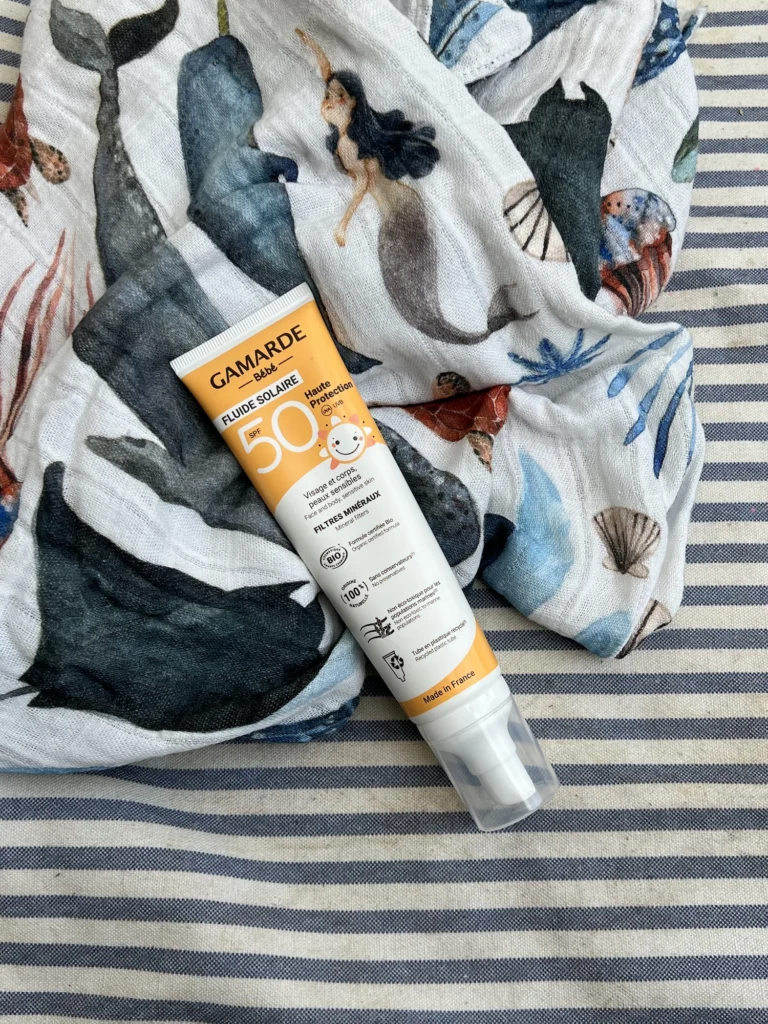 Sončna krema gmarde spf50 na brisači za na plažo