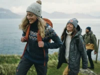 fjallraven-volna-trajnost-oblacila-pulover-reciklirana-nika-veger-beautyfulblog_FW22_DanielBlom_Midlayers_4483_EXP_2025-08-01-1024x683