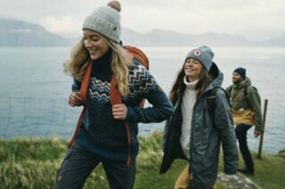 fjallraven-volna-trajnost-oblacila-pulover-reciklirana-nika-veger-beautyfulblog_FW22_DanielBlom_Midlayers_4483_EXP_2025-08-01-1024x683