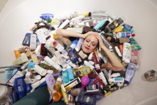 NIka Veger znažna žena v kadi banji polni plastike beautyfull blogo foto mimi antolović