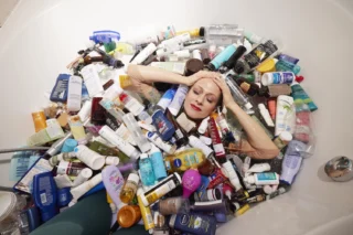NIka Veger znažna žena v kadi banji polni plastike beautyfull blogo foto mimi antolović