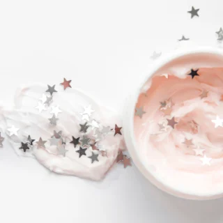 Doma imam kup plastičnih bleščic, kam z njimi? 