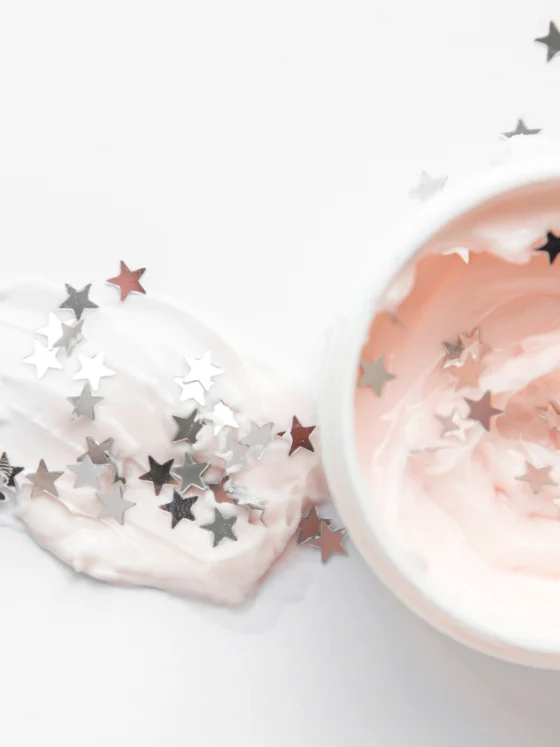 Mikroplastika v kozmetiki – vse, kar moraš vedeti