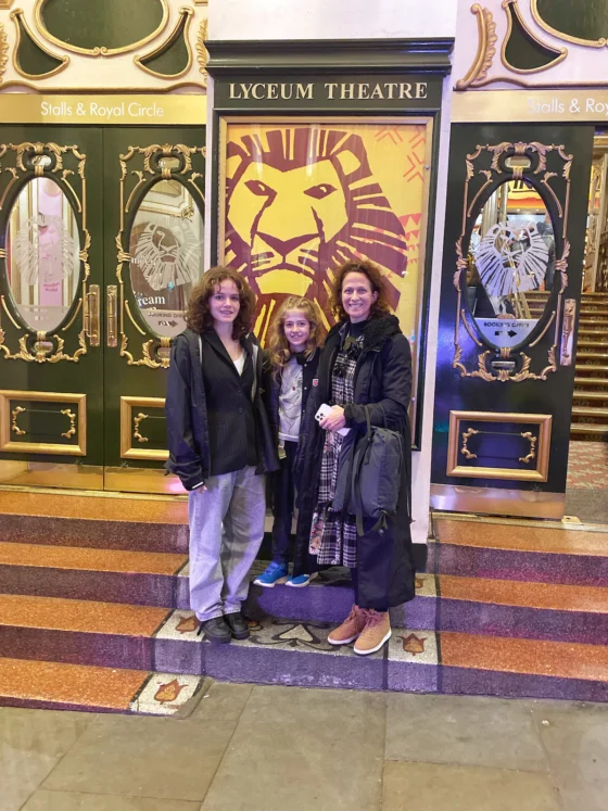 Second-hand oblačila: S prodajo naših rabljenih oblačil do ogleda mjuzikla v Londonu