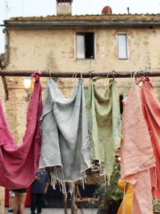 Barvanje oblačil z naravnimi barvami: Trajnostna alternativa za modno industrijo?