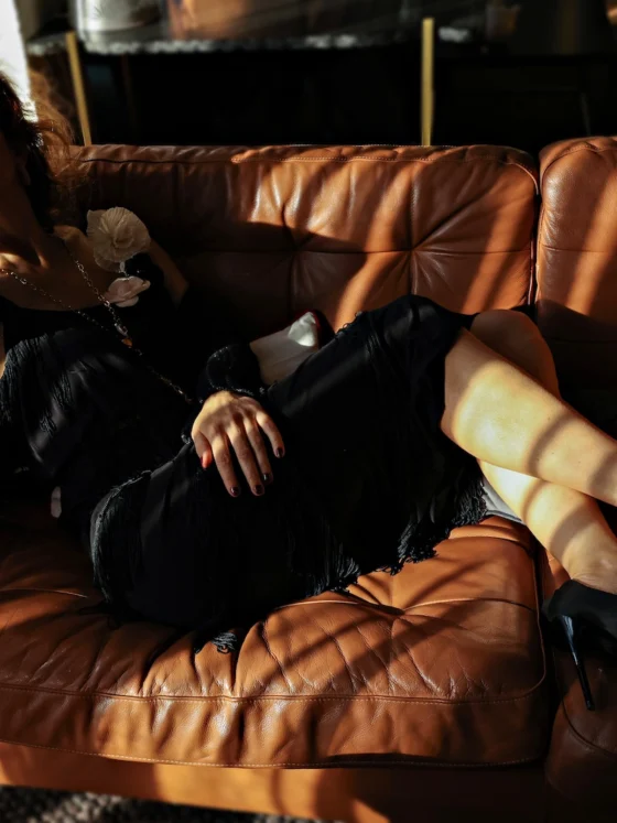 Brezčasna eleganca: second-hand črna obleka z resicami v stilu 20-ih let prejšnjega stoletja