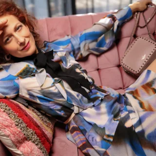 Brezčasna eleganca: second-hand črna obleka z resicami v stilu 20-ih let prejšnjega stoletja