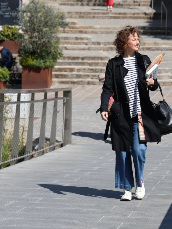 Trenč, brezčasen second-hand kos, ki te reši v dežju (in stilski zadregi)