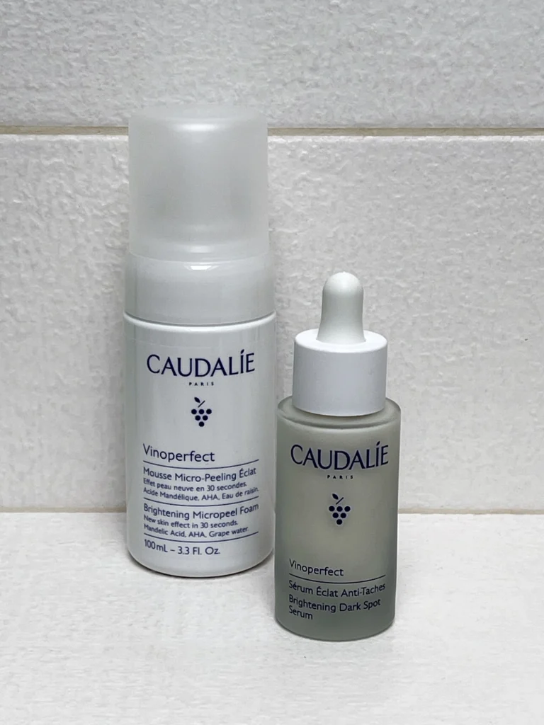 Caudalie Vinoperfect mikropiling pena za čiščenje obraza z AHA kislinami in Caudalie naravni serum proti pigmentnim madežem priporočilo za nakup.