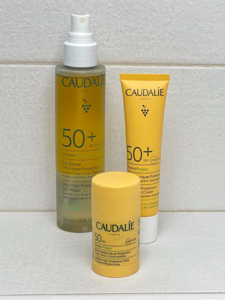 Caudalie vinosun sončna linija naravne kreme za sončenje brez škodljivih kemikalij in neškodljive do življenja v morju.