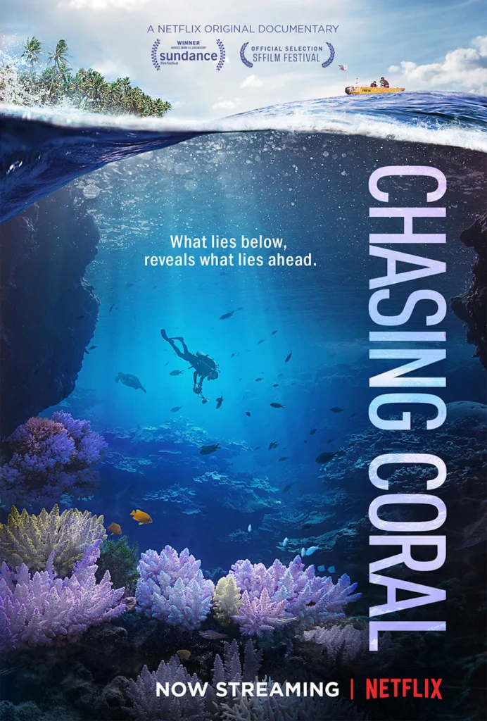 Plakat dokumentarca "Chasing Coral", ki raziskuje izginjanje koralnih grebenov zaradi podnebnih sprememb, in poziva k njihovemu ohranjanju.