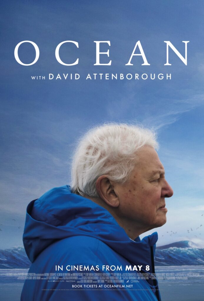 Plakat dokumentarnega filma "Ocean with David Attenborough" prikazuje legendarnega naravoslovca, ki raziskuje skrivnosti oceanov in opozarja na nevarnosti, ki jim grozijo.