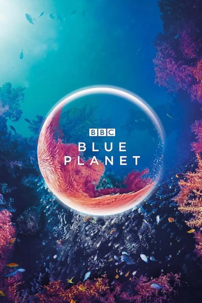 Plakat dokumentarne serije "The Blue Planet", ki jo vodi David Attenborough, ponuja podroben pogled na življenje v oceanih, od obalnih voda do globokega morja.