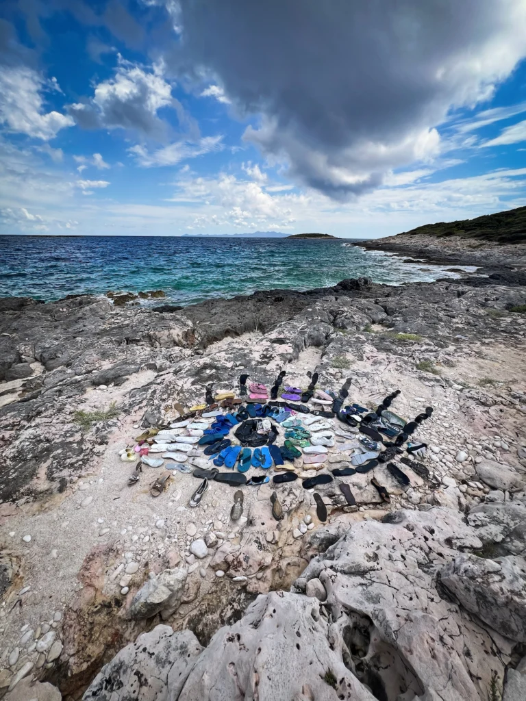 cevljev.jpg
Simbol očesa iz 150 naplavljenih čevljev na obali