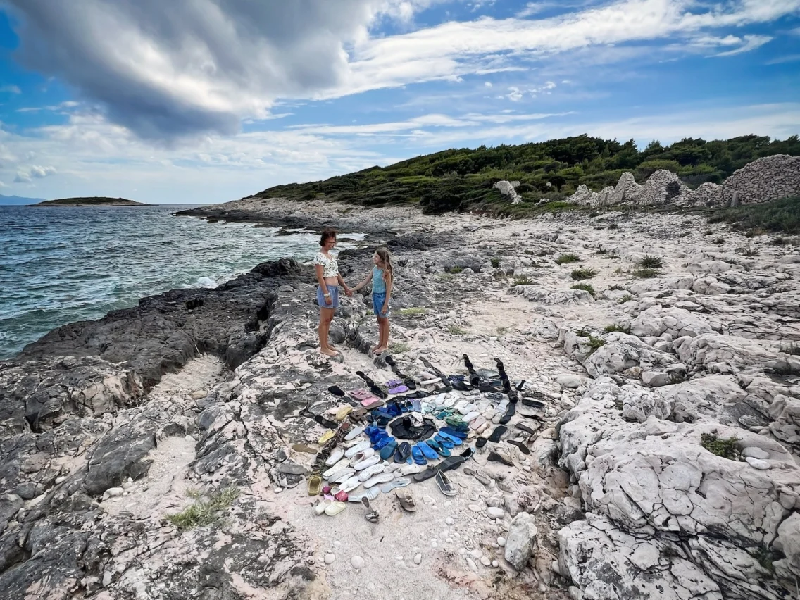 Zakaj smo tokrat zbrane naplavljene čevlje postavili v simbol očesa