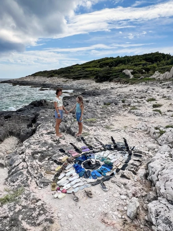 Zakaj smo tokrat zbrane naplavljene čevlje postavili v simbol očesa