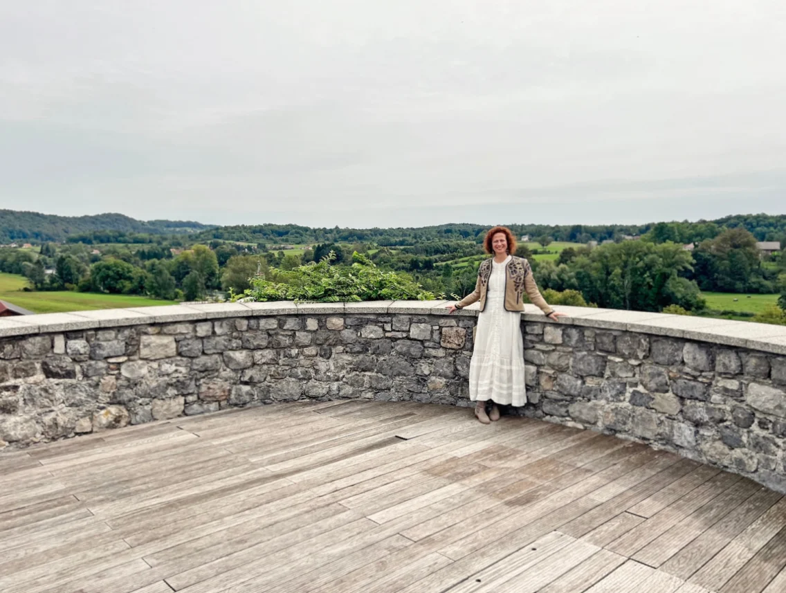 Romantična obleka z volančki – modni trend iz 2nd Chance second hand butika