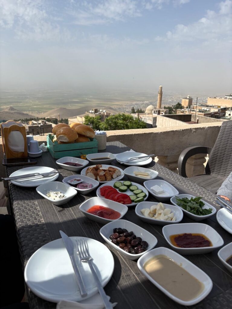anatolija mardin zajtrk pogled s terase hotela vzhodna turcija mezopotamija popotniski blog itinerari rebeka rania balbey beautyfull blog