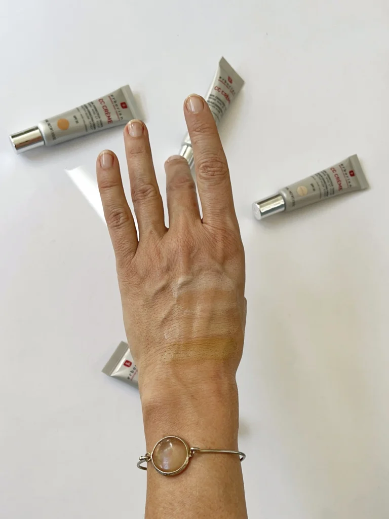 Erborian cc krema odtenki razmazani na roki