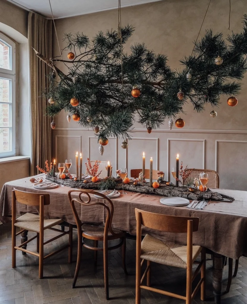 božična okrasitev z naravnimi materiali smreka nad jedilno mizo