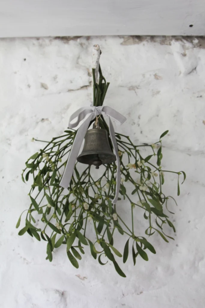 božični okras omelom z zvončkom