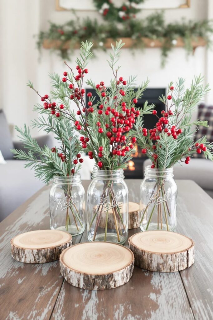 stekleni kozarci napolnjeni z božičnim prazničnim okrasjem