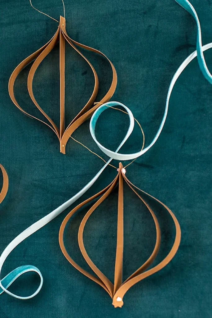 prazničen božičen okras iz naravnih materialov papirja