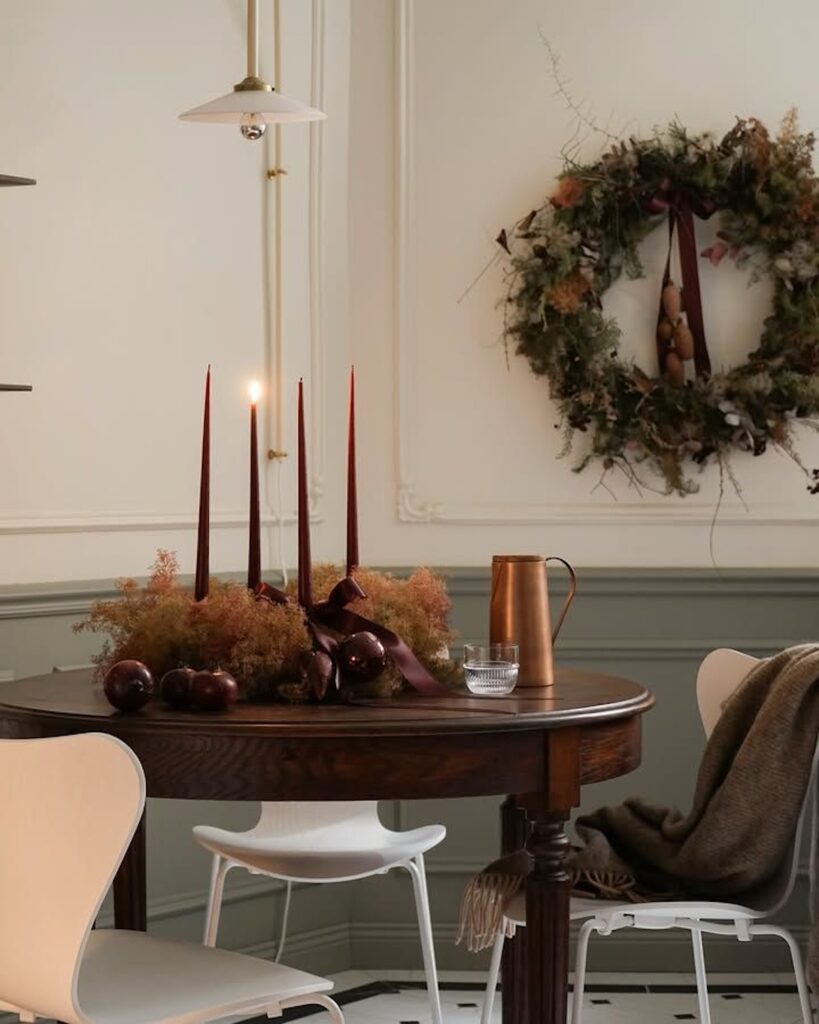 praznična okrasitev v bordo rdečih tonih