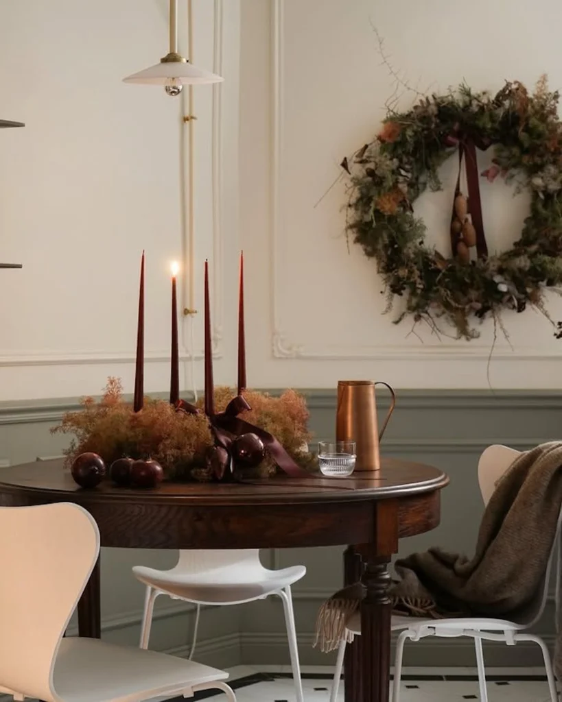 praznična okrasitev v bordo rdečih tonih