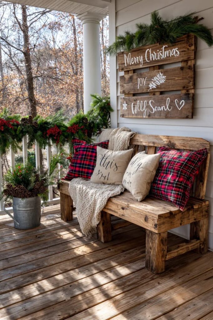 rustični napis na lesenih deskah prazničen božičen okras iz naravnih materialov