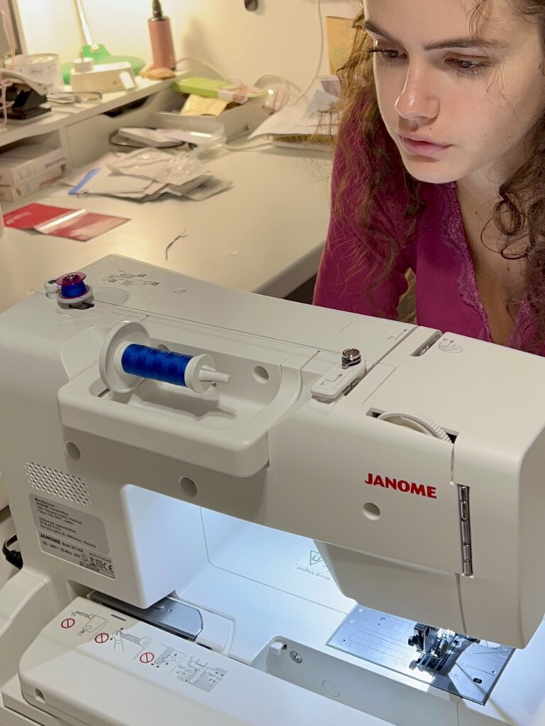 Janome Memory Craft 1000 šivalni in vezilni stroj v akciji