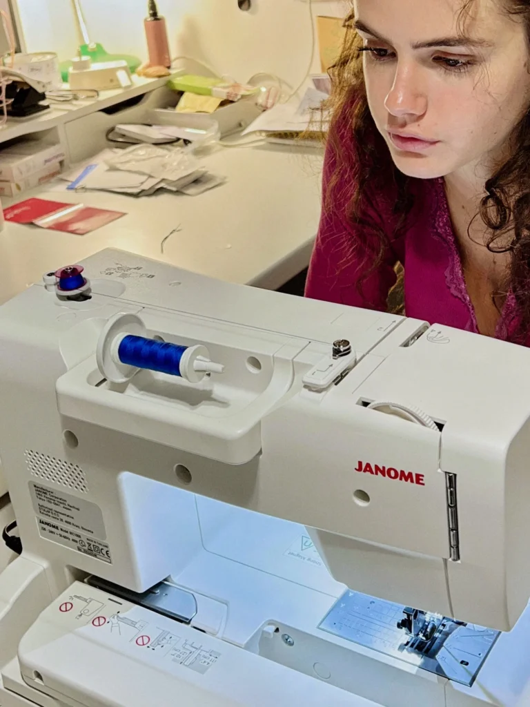 Janome Memory Craft 1000 šivalni in vezilni stroj v akciji