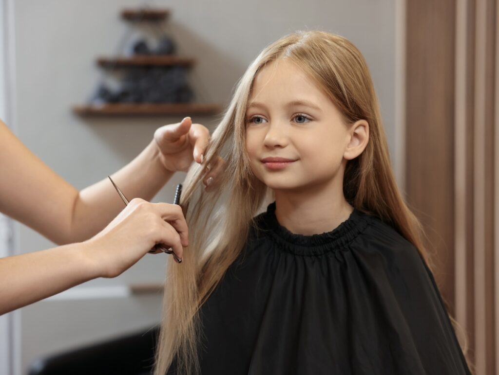 Deklica striženje las