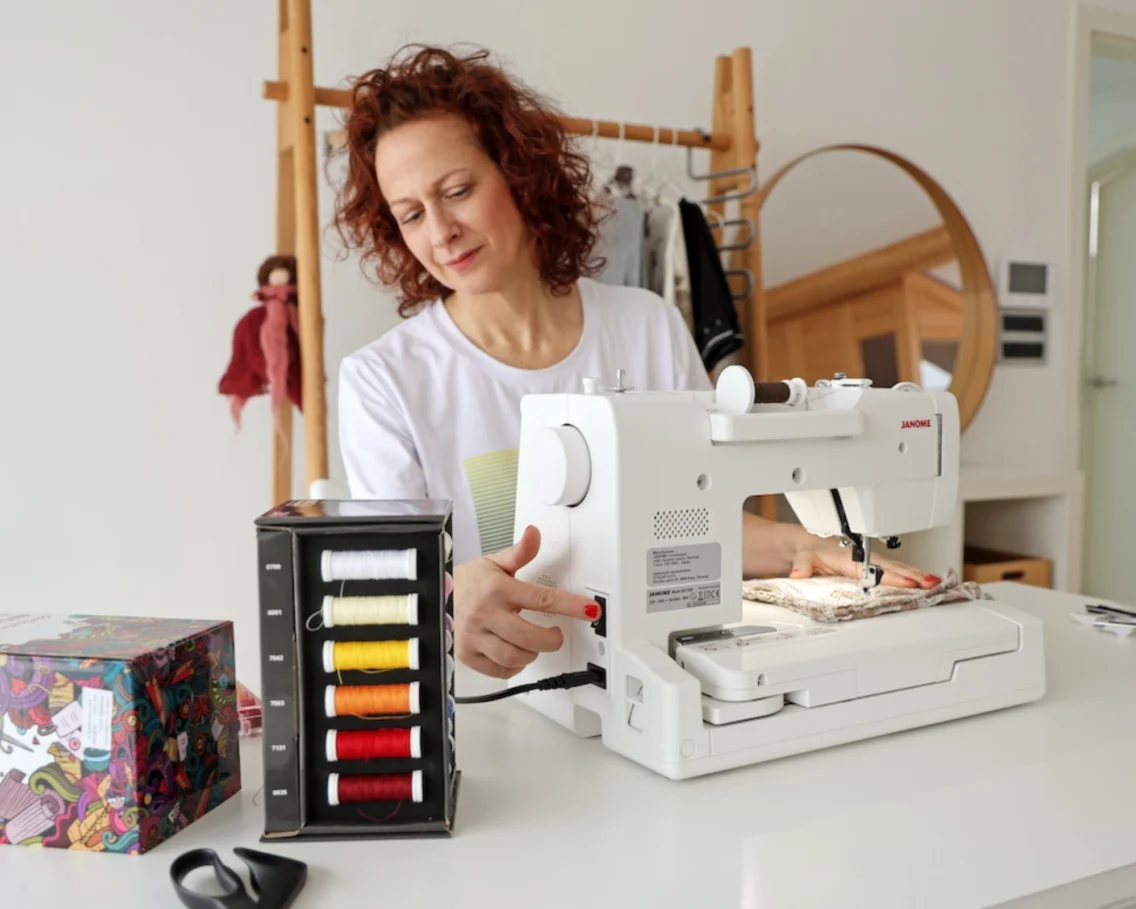 Janome Memory Craft 1000 – mnenje po dveh mesecih uporabe (izkušnja iz prve roke)