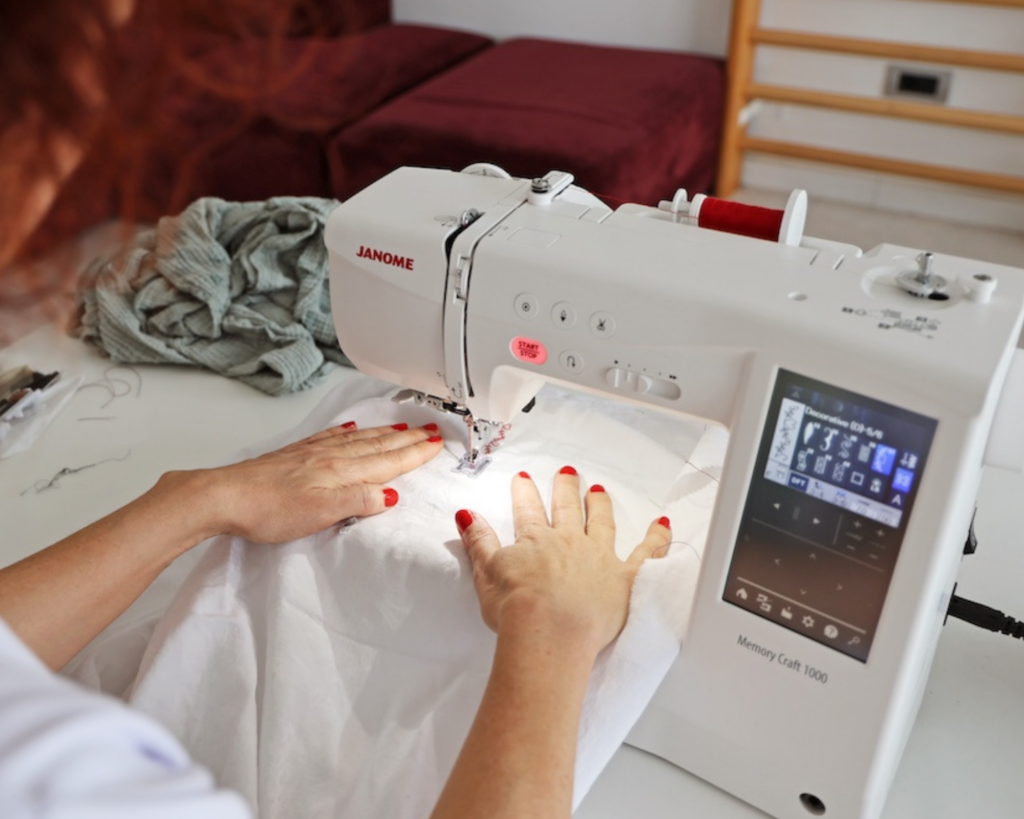 izkušnja mnenje šivalno vezilni stroj janome memory craft 1000 nika veger beautyfull blog