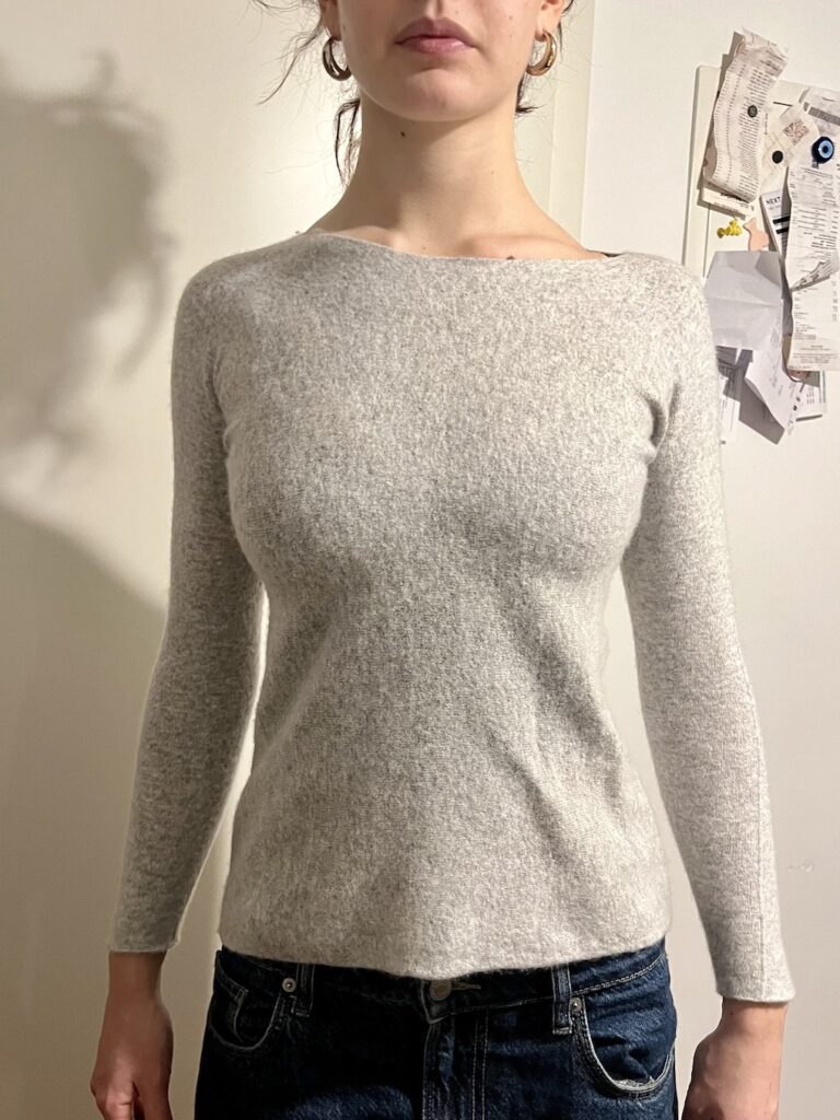 zapran pulover po pranju s posebnim šamponom in viralnemu triku