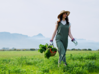 ženska na kmetiji pri delu na polju lokalno kmetijstvo Slovenija